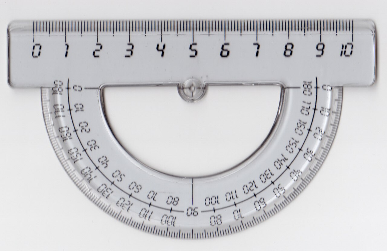 Le rapporteur mesure les angles, en degrés.