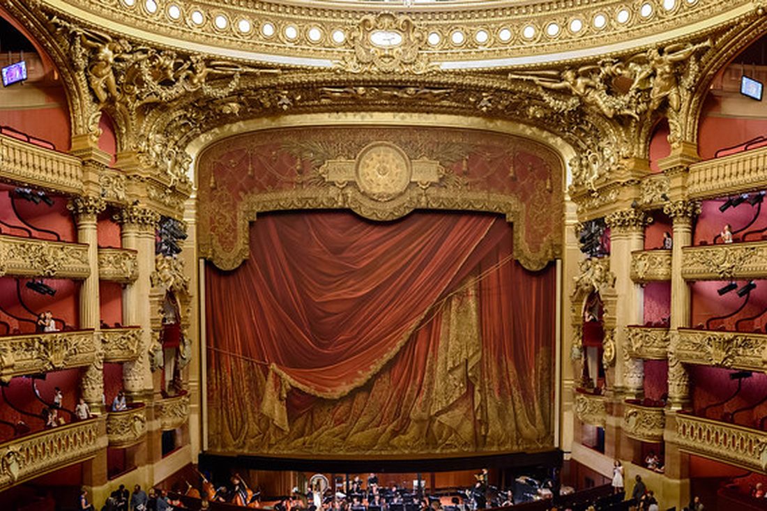 La scène du Palais Garnier : le cadre et les rideaux délimitent l'espace du théâtre.