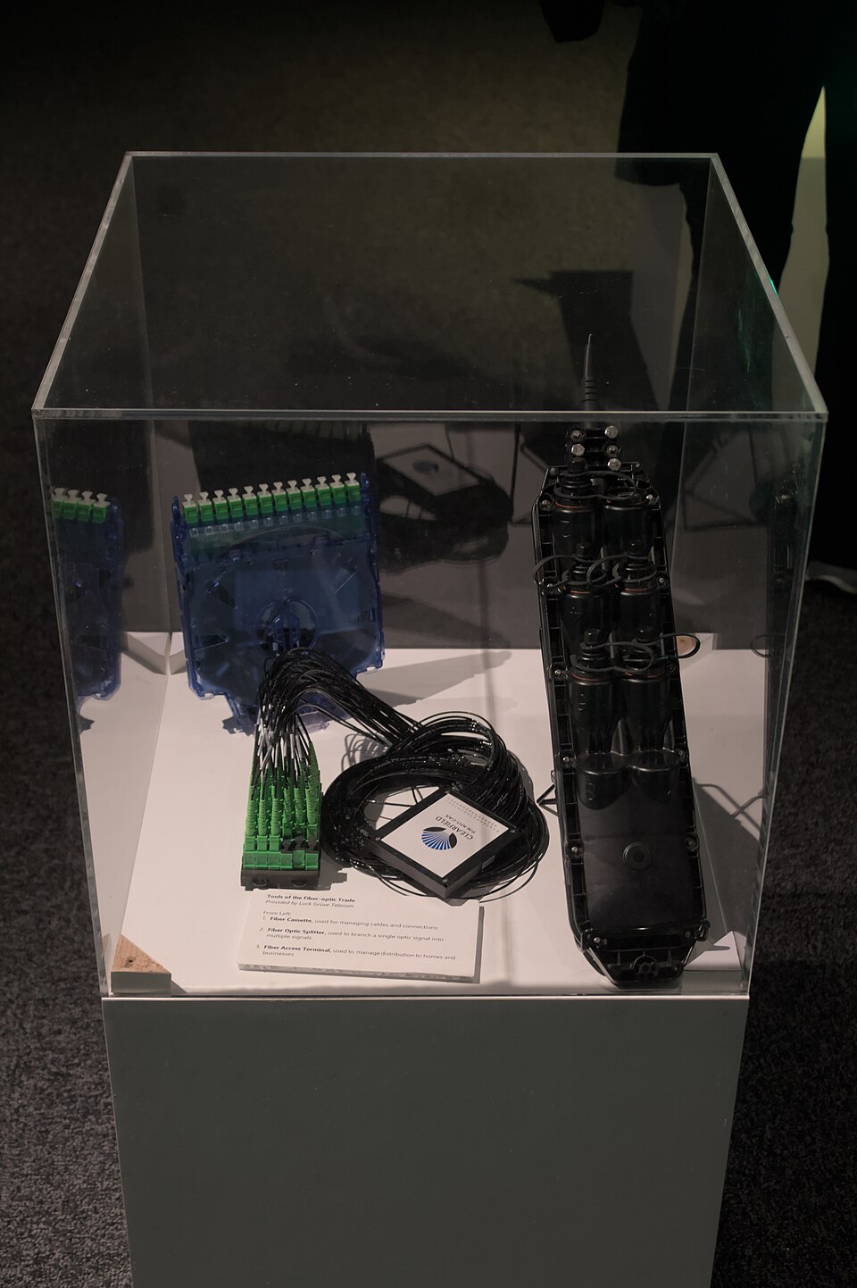 La fibre optique transporte un signal lumineux