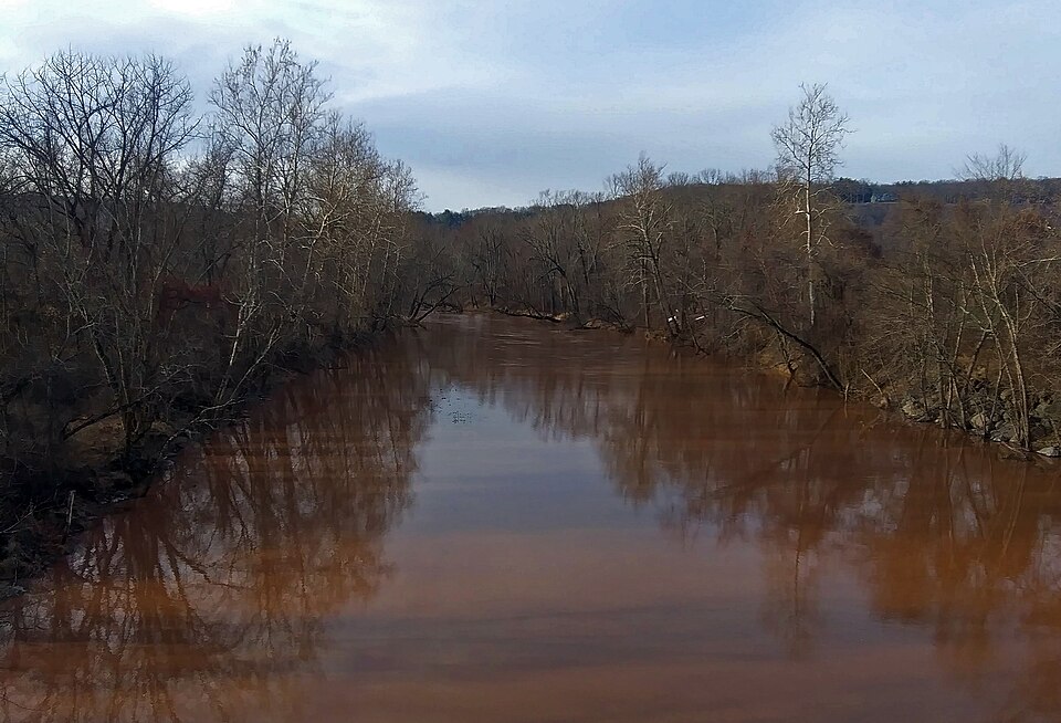 Une eau boueuse : un mélange hétérogène