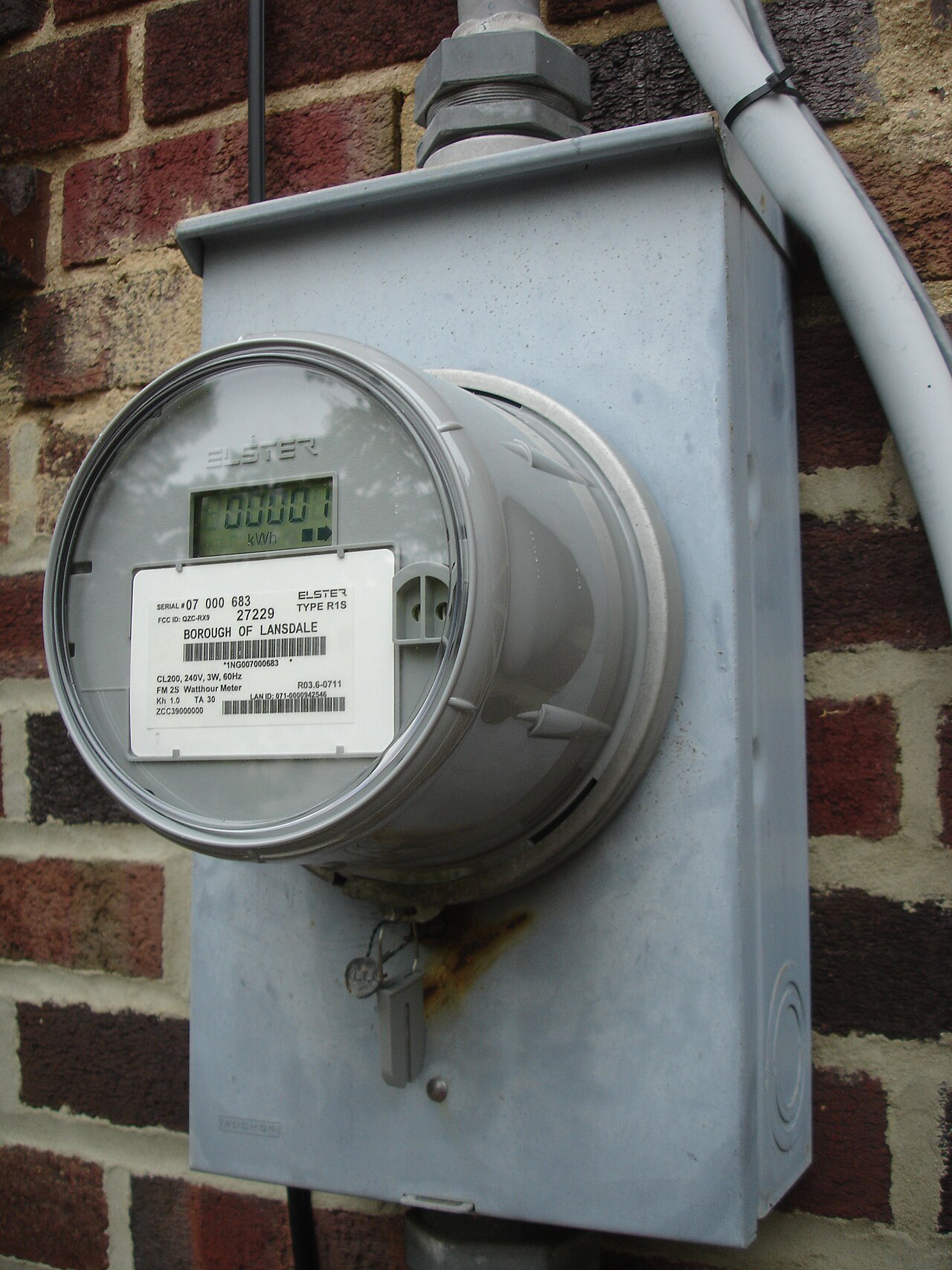 Un compteur électrique mesure l'énergie consommée, en kWh.