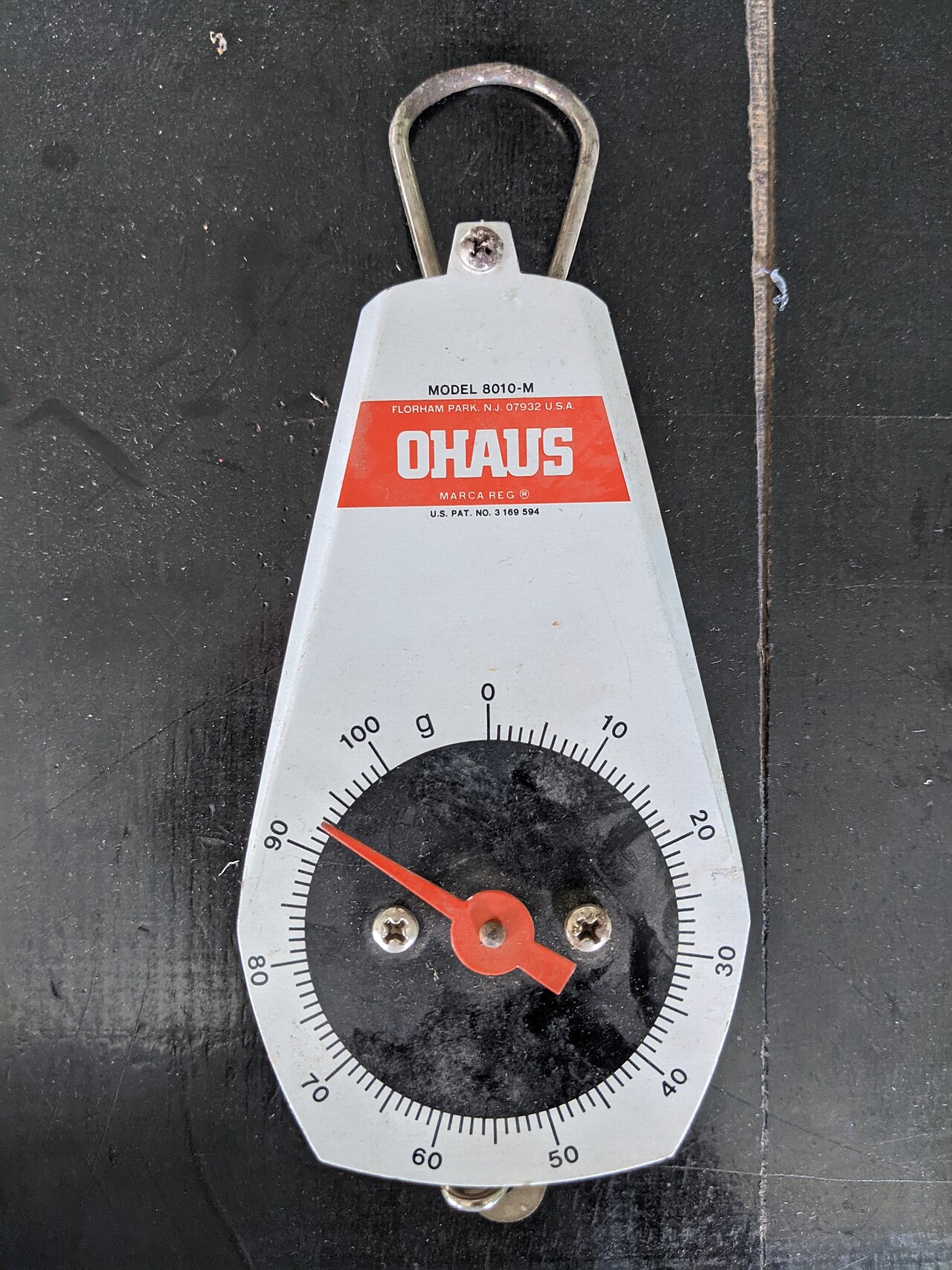 Un dynamomètre mesure l'intensité d'une force, en newtons.