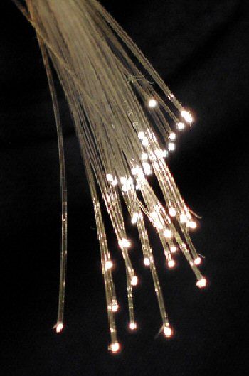 Dans une fibre optique, l'information est transportée par la lumière.