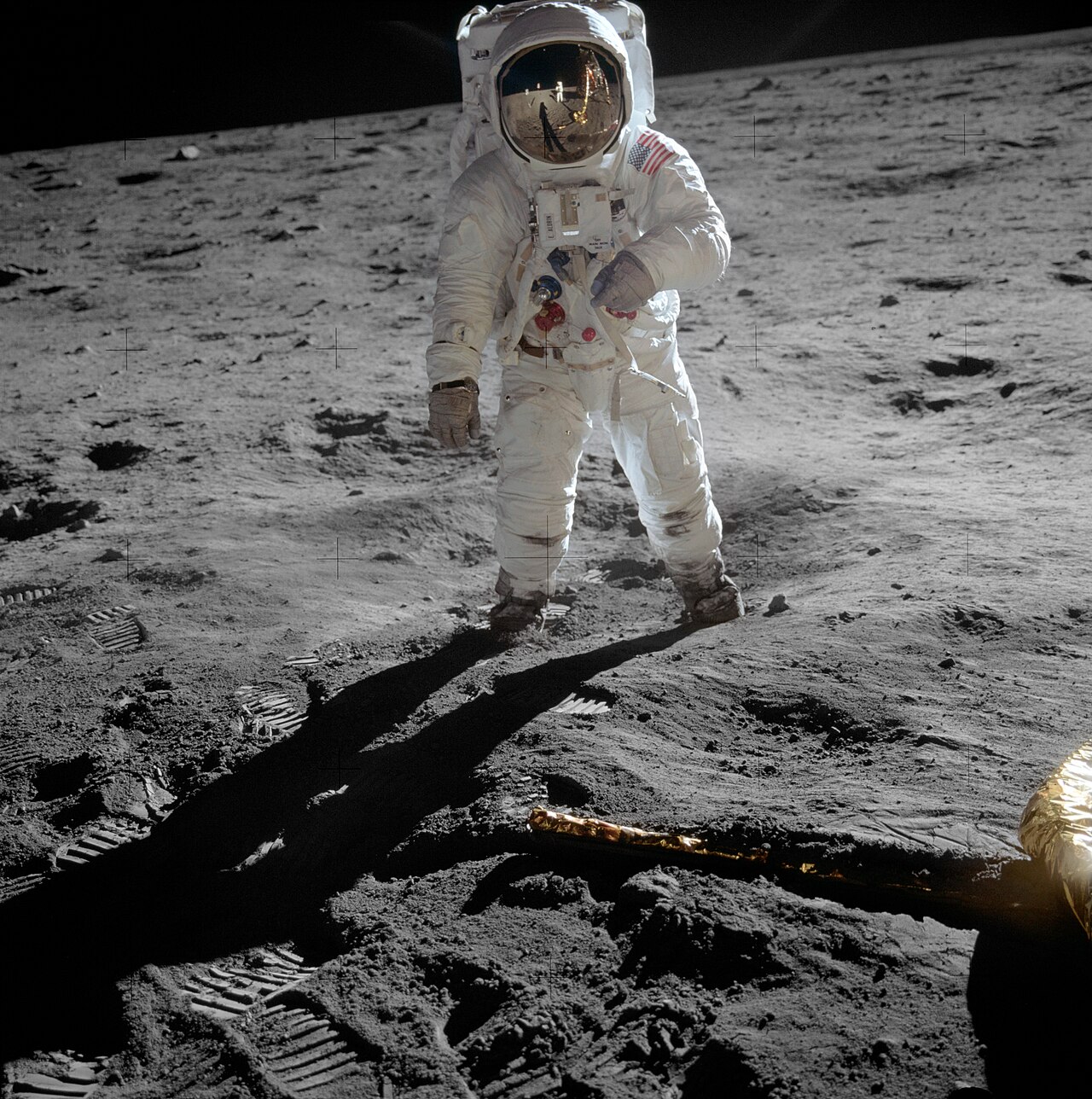 Sur la Lune, un astronaute garde sa masse mais pèse ~6 fois moins que sur Terre.