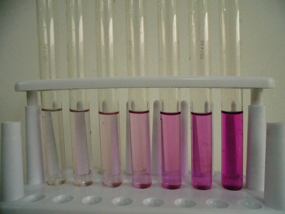 Une solution colorée de permanganate de potassium