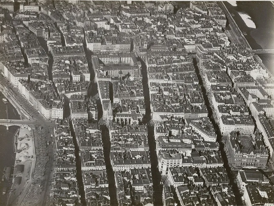 Vue aérienne d'une grande ville française montrant la densité du bâti urbain